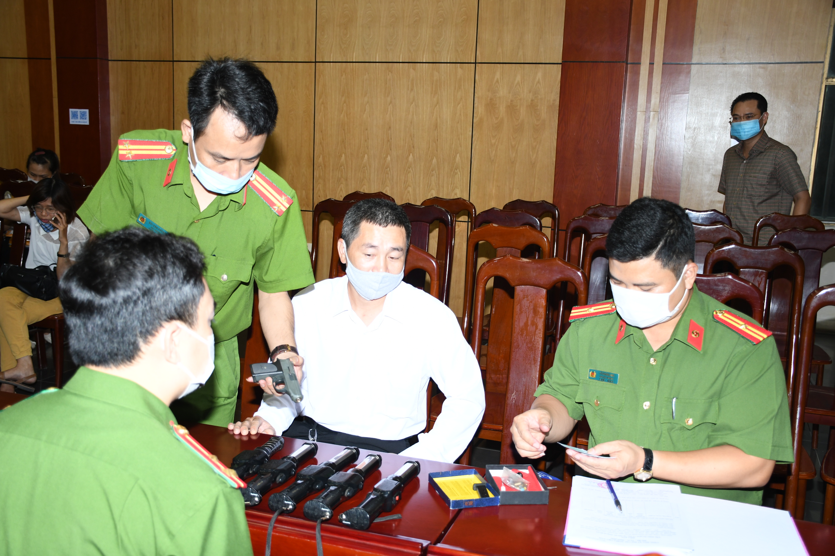 Tăng cường vận động và thu hồi vũ khí, vật liệu nổ, công cụ hỗ trợ